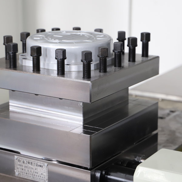 Features of turning and milling machine tools